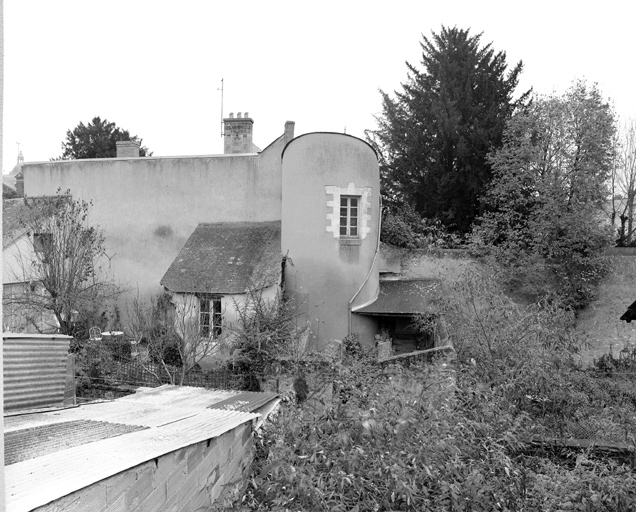 Tour et vestiges du mur d'enceinte rue des Fossés-Saint-Jacques.