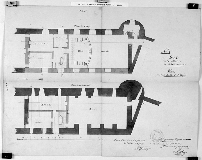 Projet d'aménagement de la mairie dans la courtine nord-est de la basse-cour, plans du rez-de-chaussée et de l'étage.