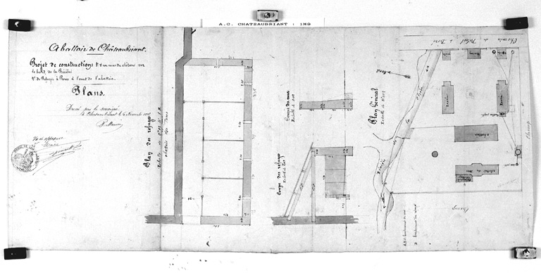 'Projet de construction d'un mur de clôture en bordure de la rivière, de refuges à porcs à l'ouest de l'abattoir'.