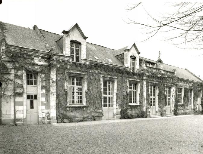 Bâtiment de classe : élévation antérieure.