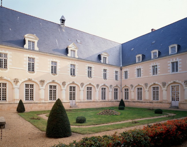 Le cloître, ailes est et sud.