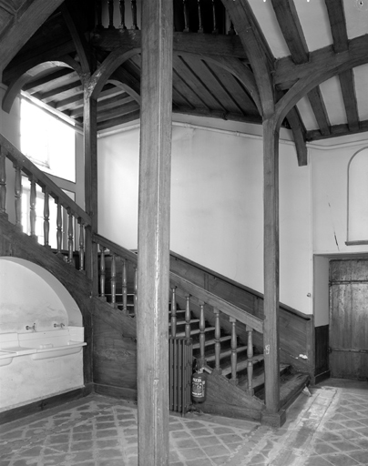 Grand escalier dans l'angle nord-ouest du cloître, départ.