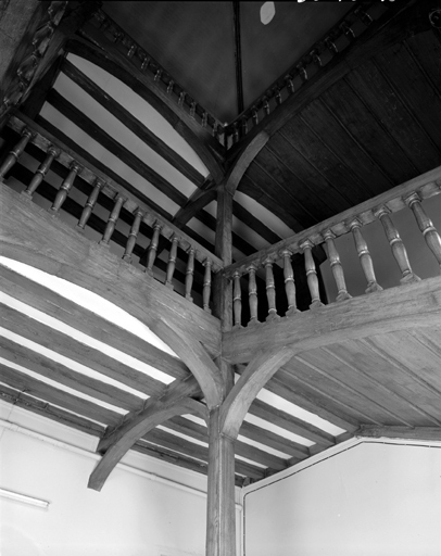 Grand escalier dans l'angle nord-ouest du cloître, volée et repos au deuxième niveau.