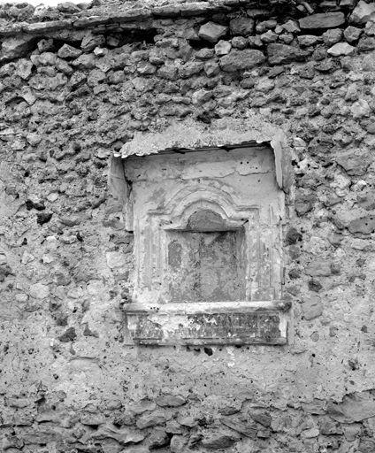 Niche dans le mur ouest du parc.