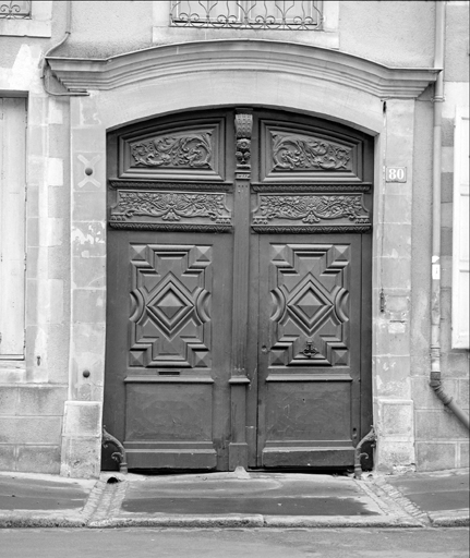 Portail sur l'élévation antérieure.