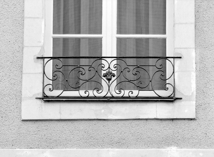 Garde-corps de balconnet d'une travée latérale sur l'élévation antérieure.