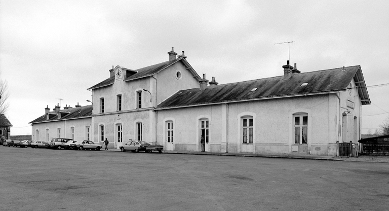 La gare de chemin de fer.