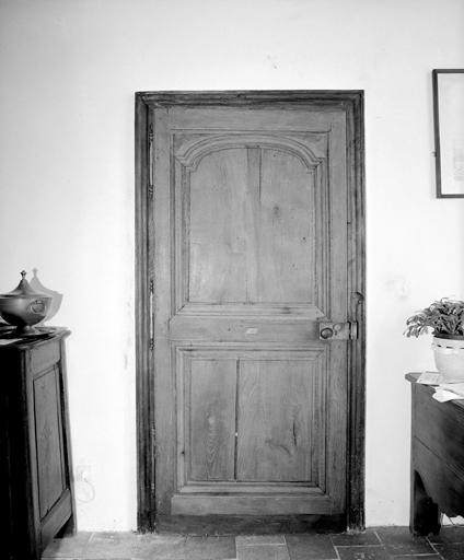 Vantail de porte au rez-de-chaussée du logis.