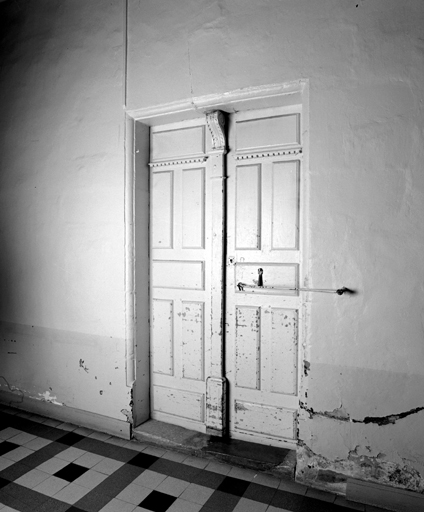 Porte au rez-de-chaussée de l'aile nord du cloître.