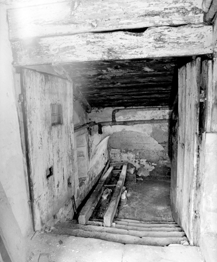 Entrée du sous-sol dans l'angle nord-ouest du cloître.