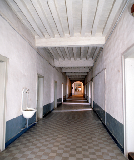 Couloir central au premier étage de l'aile nord du cloître, vers l'est.