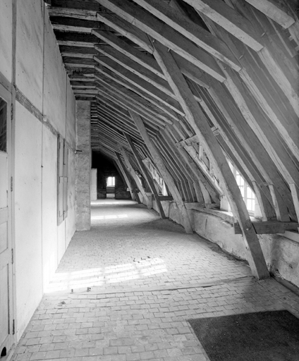 Couloir latéral dans l'étage de comble de l'aile nord du cloître.