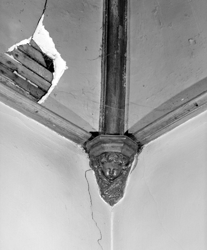 Culot historié ornant la voûte du grand escalier. dans l'angle nord-ouest du cloître.