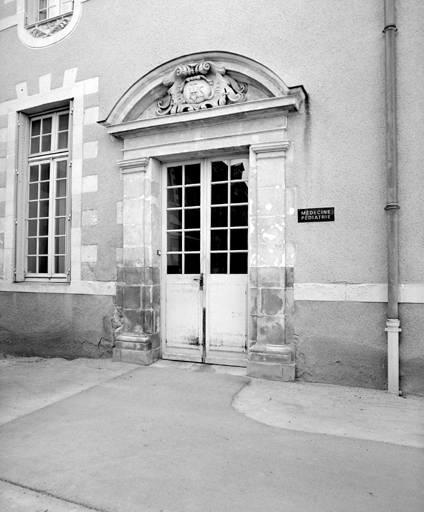 Porte sur l'élévation est du corps prolongeant l'aile orientale du cloîte.