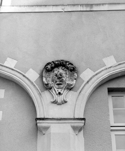 1er relief sur la face orientale de la cour méridionale.