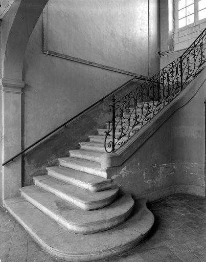 Première volée de l'escalier. principal