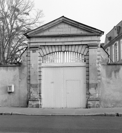 Portail de communication entre le jardin et la rue.