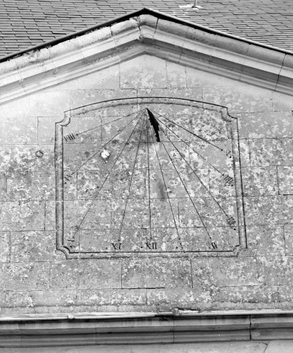 Cadran solaire sur le fronton de l'élévation antérieure du logis.