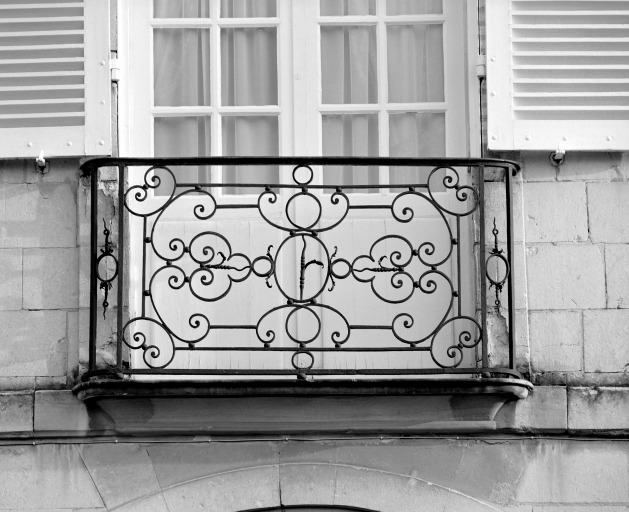 Garde-corps de balcon sur l'élévation antérieure du logis.