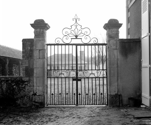 Porte de communication entre la cour et le le jardin.