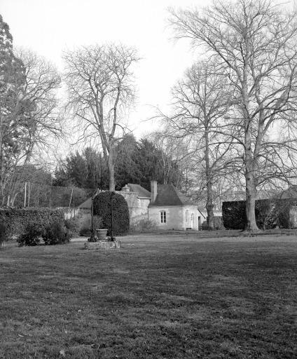 Gloriette dans l'angle nord-ouest du jardin.