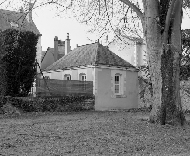 Gloriette dans l'angle sud-ouest du jardin.