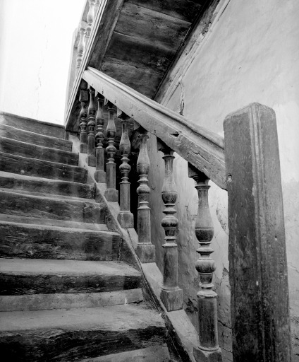 Première volée de l'escalier en charpente de l'aile nord.