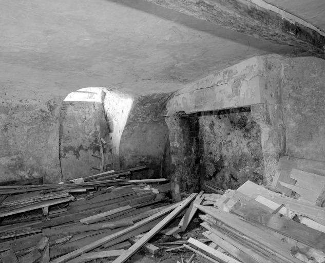 Vestiges de cheminée. dans la salle sud du sous-sol