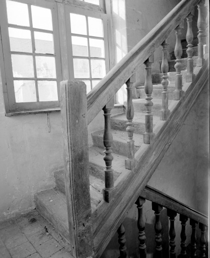 Deuxième voléede l'escalier en charpente de l'aile nord.