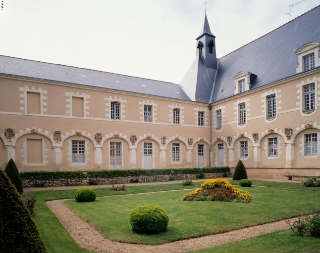 Le cloître, ailes ouest et nord.