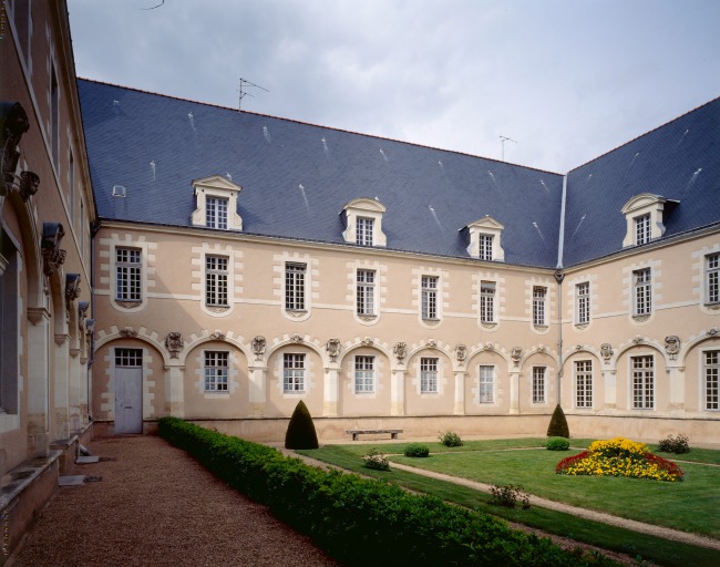 Le cloître, ailes nord et est.