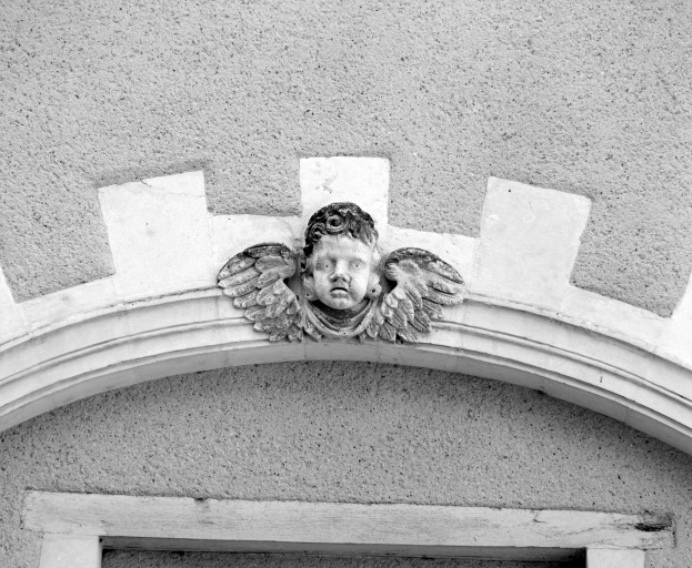 Mascaron sur l'aile ouest du cloître.