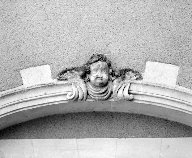 Mascaron sur l'élévation est de la cour méridionale.