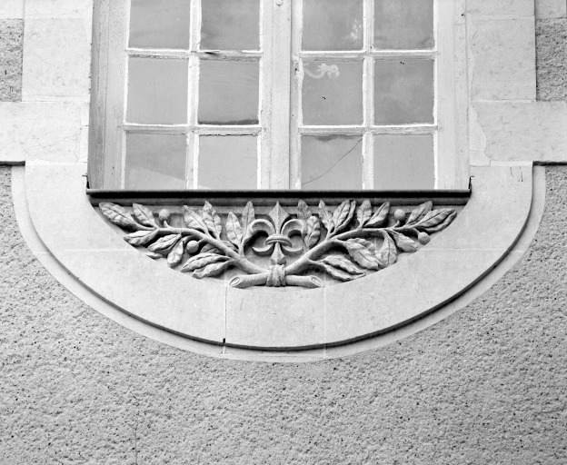 Relief avec la fleur de lis sur une allège de fenêtre, sur l'aile orientale du cloître.