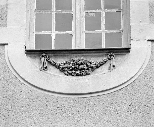 Relief sur une allège de fenêtre, sur l'aile orientale du cloître, au centre.