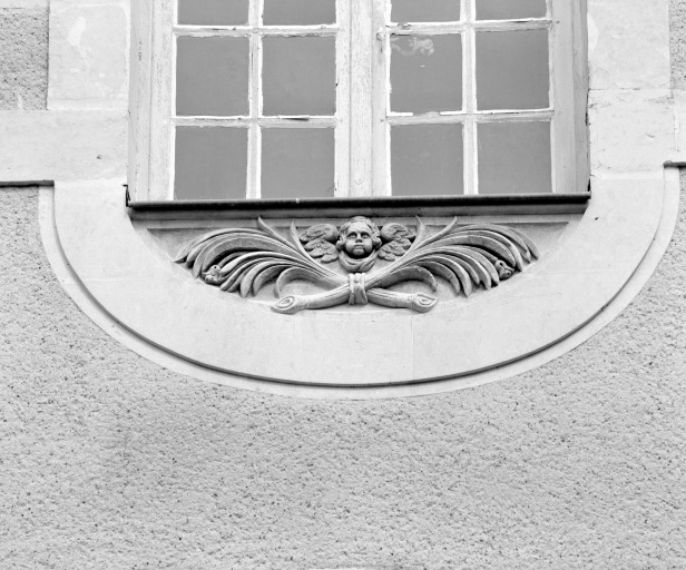 Relief avec les palmes et l'ange sur une allège de fenêtre, sur l'aile orientale du cloître.