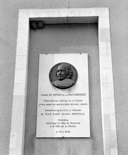 Plaque commémorative de Jérôme Le Royer de La Dauversière, calcaire, bronze.