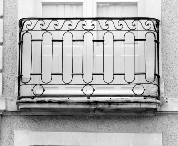 Garde-corps de balcon de la travée gauche, sur l'élévation antérieure.