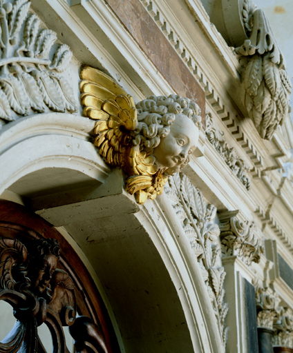 Clôture de la chapelle Saint-Ignace, anges sur l'arc et le vantail de la porte.