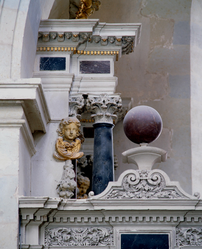 Clôture de la chapelle Saint-Ignace, détail de l'entablement à gauche.