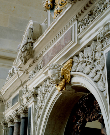 Clôture de la chapelle Notre-Dame, anges sur l'arc et le vantail de la porte.