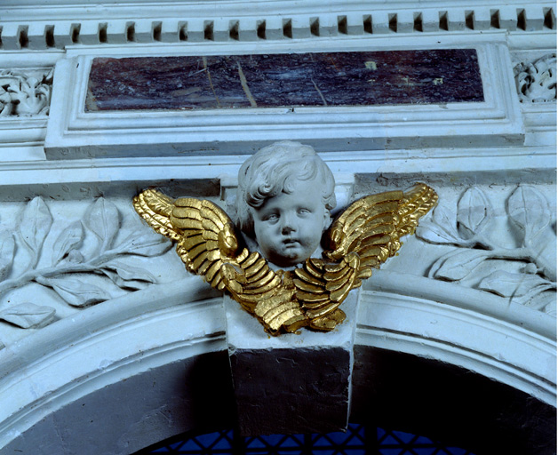 Clôture de la chapelle Saint-Joseph, ange sur l'arc de la porte.