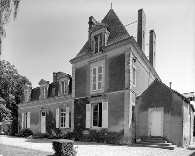 Elévations antérieure et droite du logis.