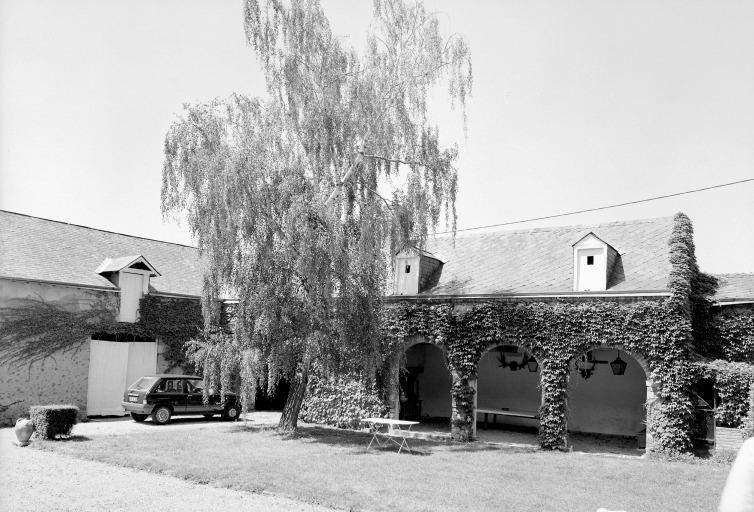 Elévations droite et antérieure des dépendances.