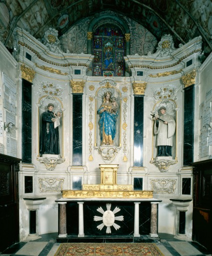 Retable architecturé à niche du maître-autel