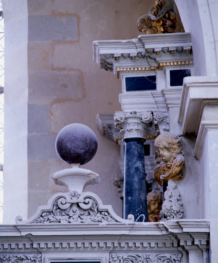 Clôture de la chapelle Notre-Dame, détail de l'entablement à droite.