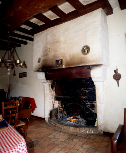 Cheminée dans la pièce droite du logis.