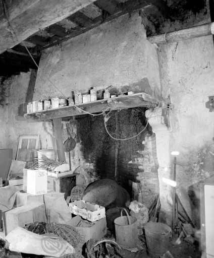 Cheminée dans la pièce gauche du logis.