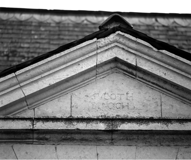 Inscription sur une lucarne droite du logis.