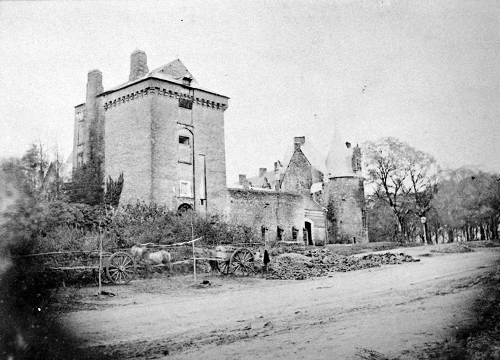 Elévations gauche et antérieure du châtelet de la basse-cour, dit 'pavillon des champs'.